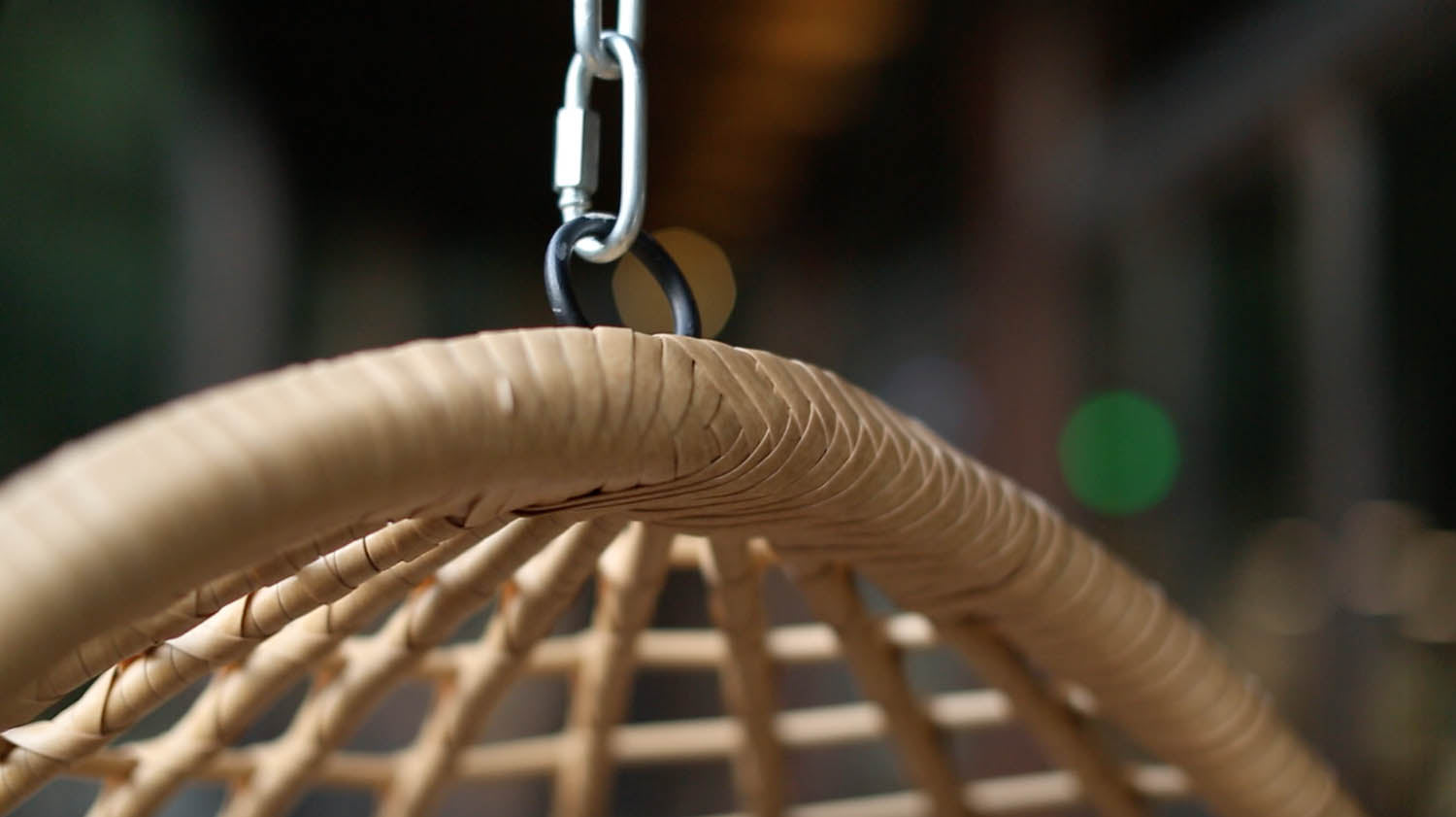 concept-usine-auroa-fauteuil-suspendu-oeuf-beige-en-rotin-et-acier image 5