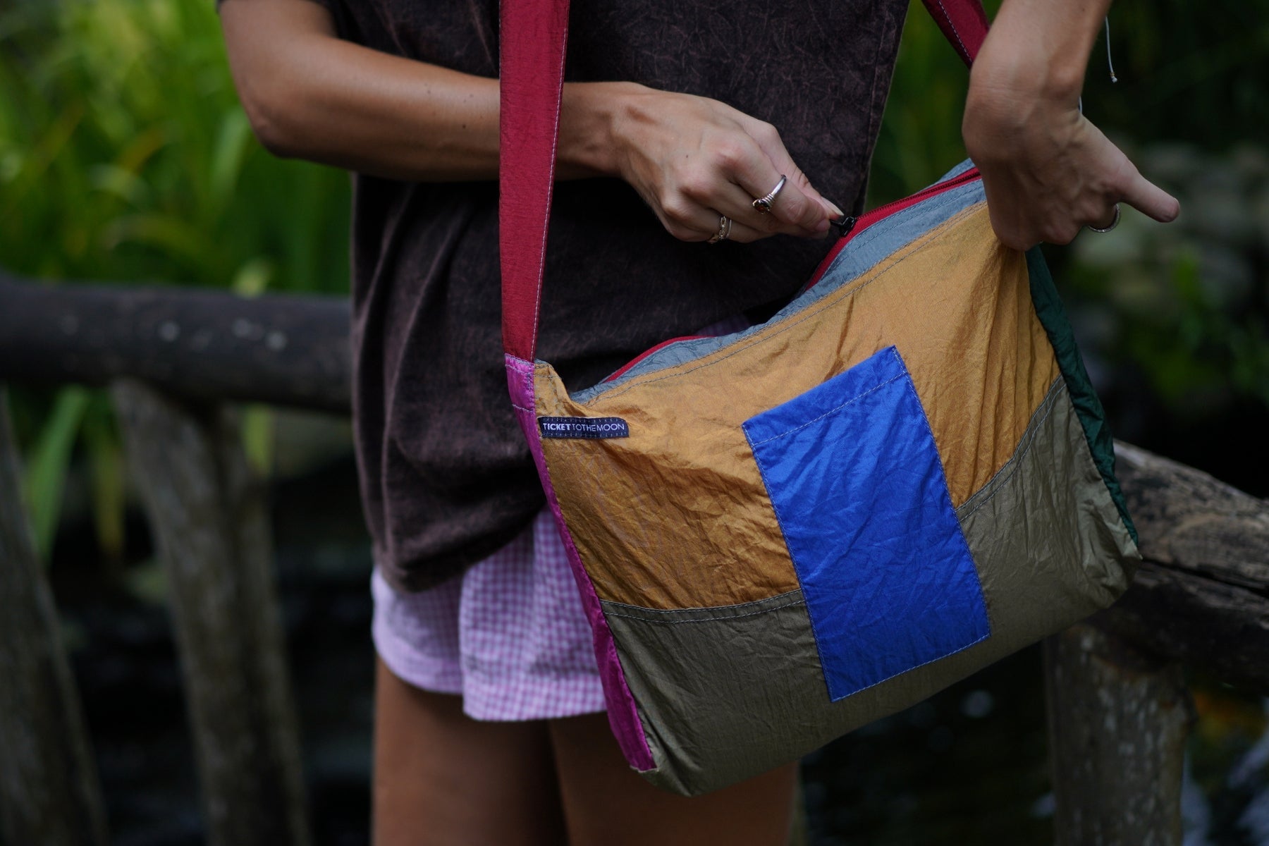 ticket-to-the-moon-travel-zipper-bag-10l-sac-violet-clair image 2