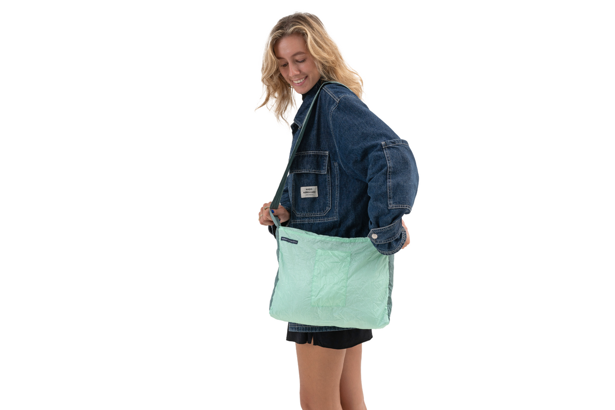 ticket-to-the-moon-travel-zipper-bag-10l-sac-violet-clair image 4