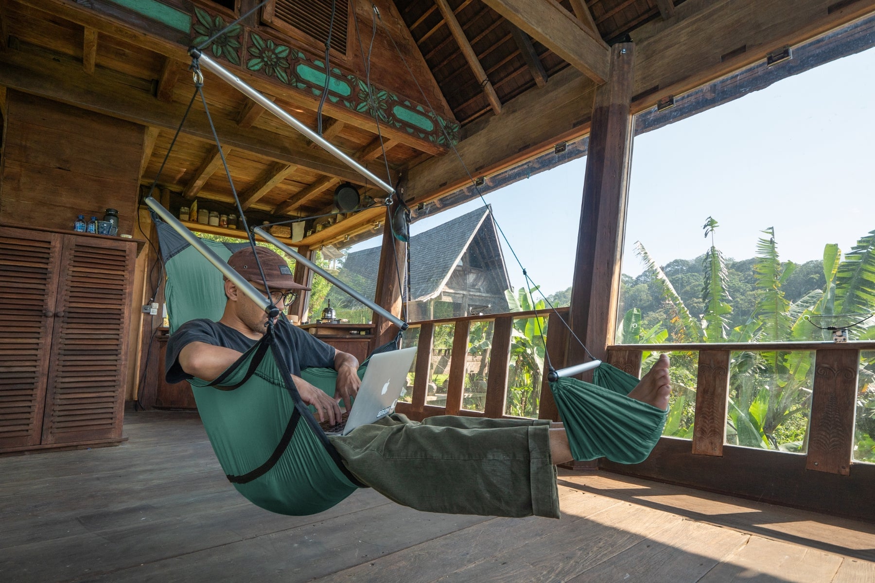 ticket-to-the-moon-moon-chair-chaise-suspendue-outdoor image 3
