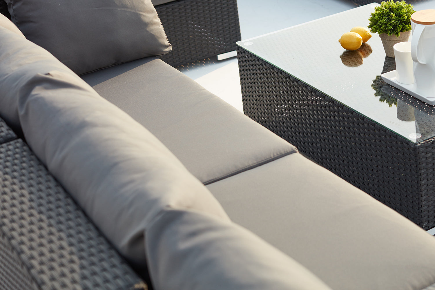 concept-usine-salento-salon-jardin-modulable-noir-blanc-8-places image 8