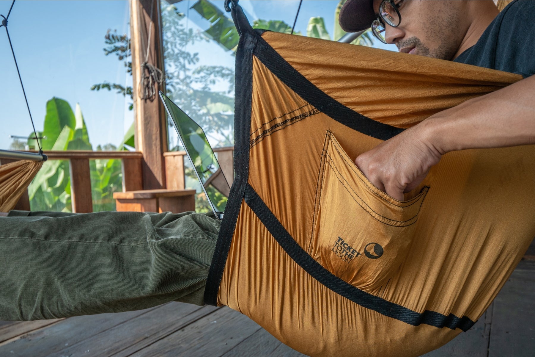 ticket-to-the-moon-moon-chair-chaise-suspendue-outdoor image 4