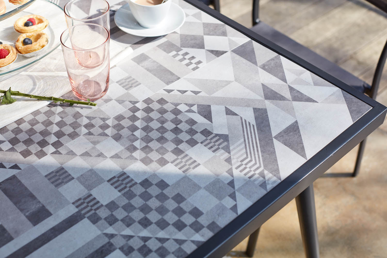 concept-usine-mica-salon-jardin-aluminium-6-places image 4