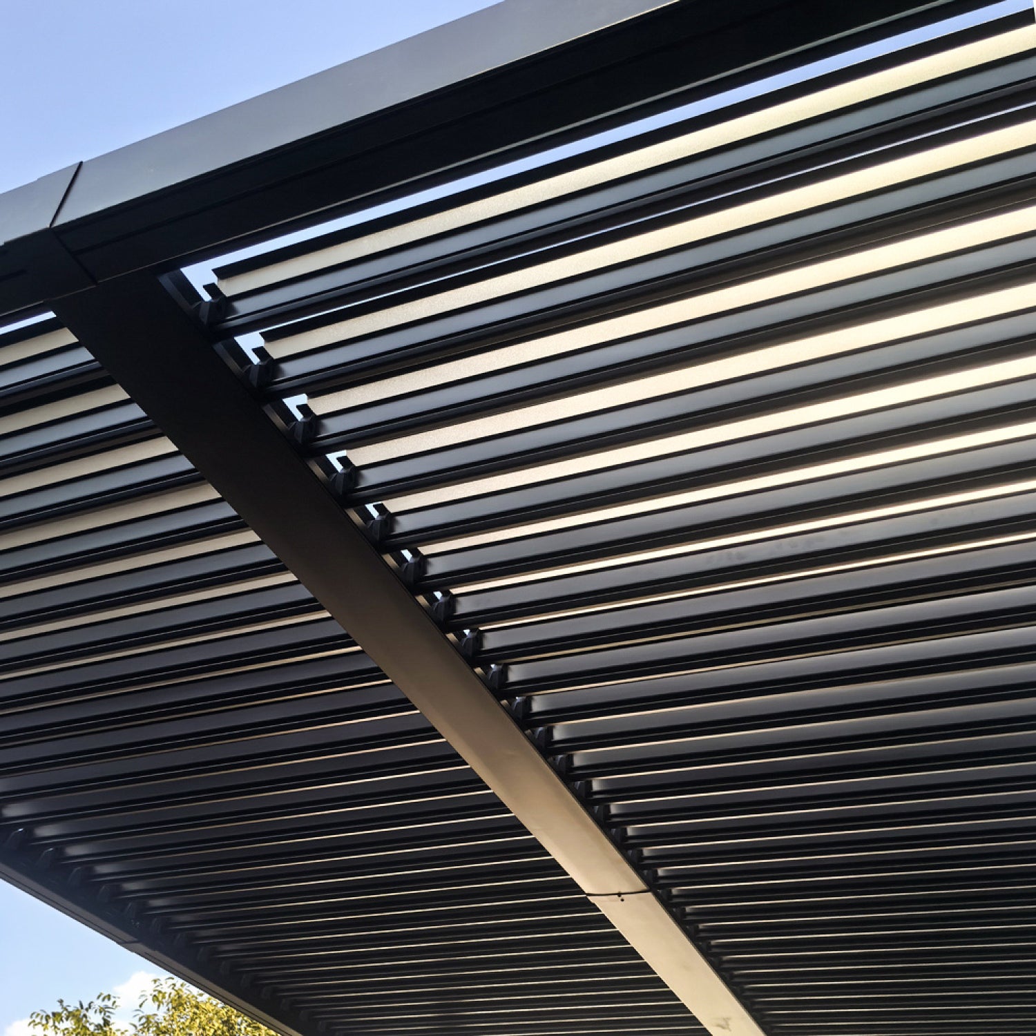concept-usine-rhodes-4x3-pergola-bioclimatique-noir-lames-orientables image 5
