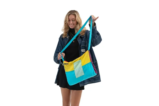 ticket-to-the-moon-travel-zipper-bag-10l-sac-violet-clair image 1