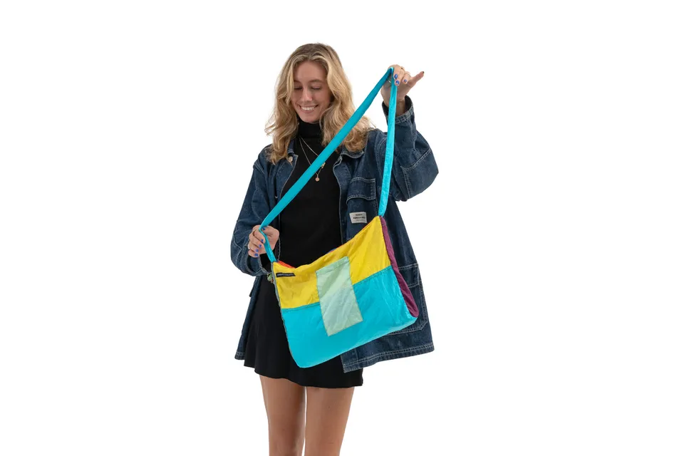 ticket-to-the-moon-travel-zipper-bag-10l-sac-violet-clair image 1