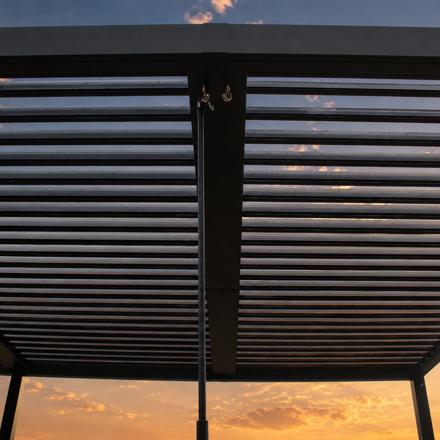 concept-usine-paros-pergola-bioclimatique-3x6m-noire-alu image 5