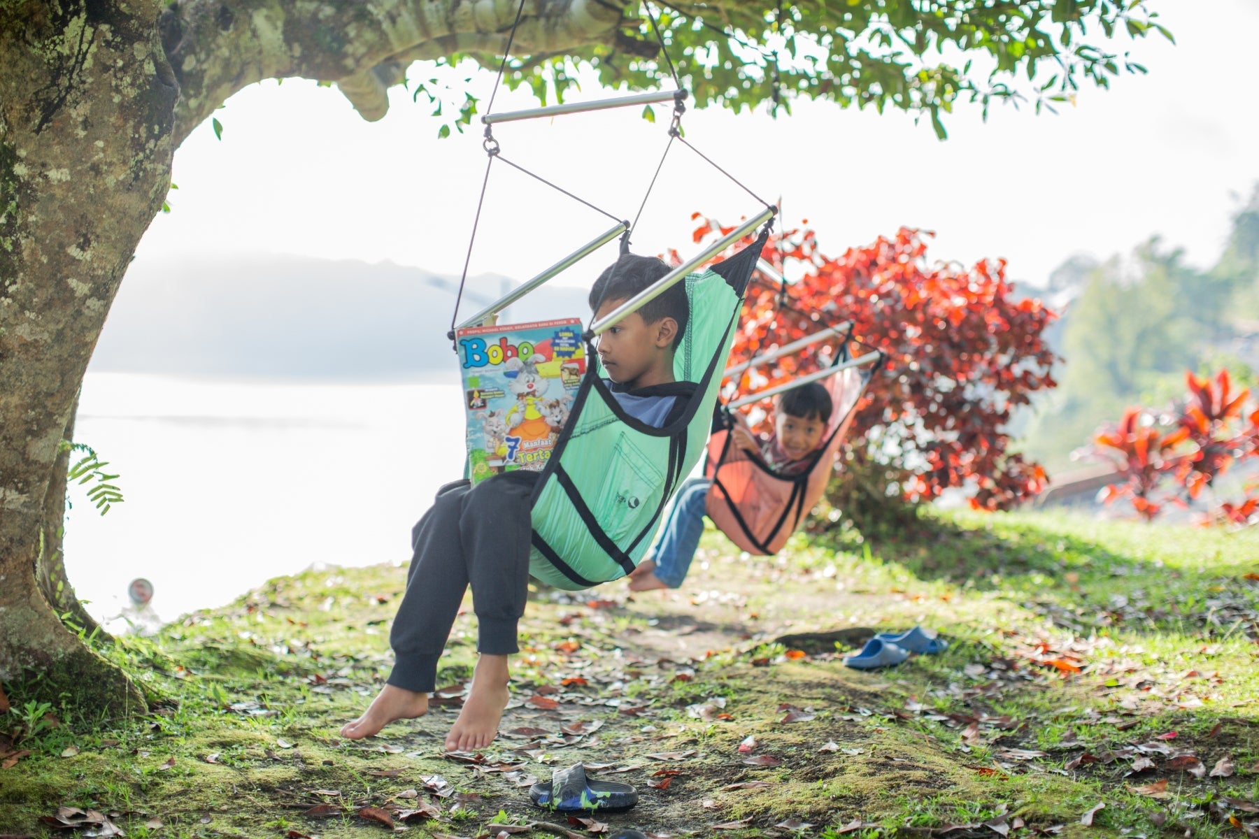 ticket-to-the-moon-homeline-mini-moon-chair-chaise-suspendue-enfant image 4