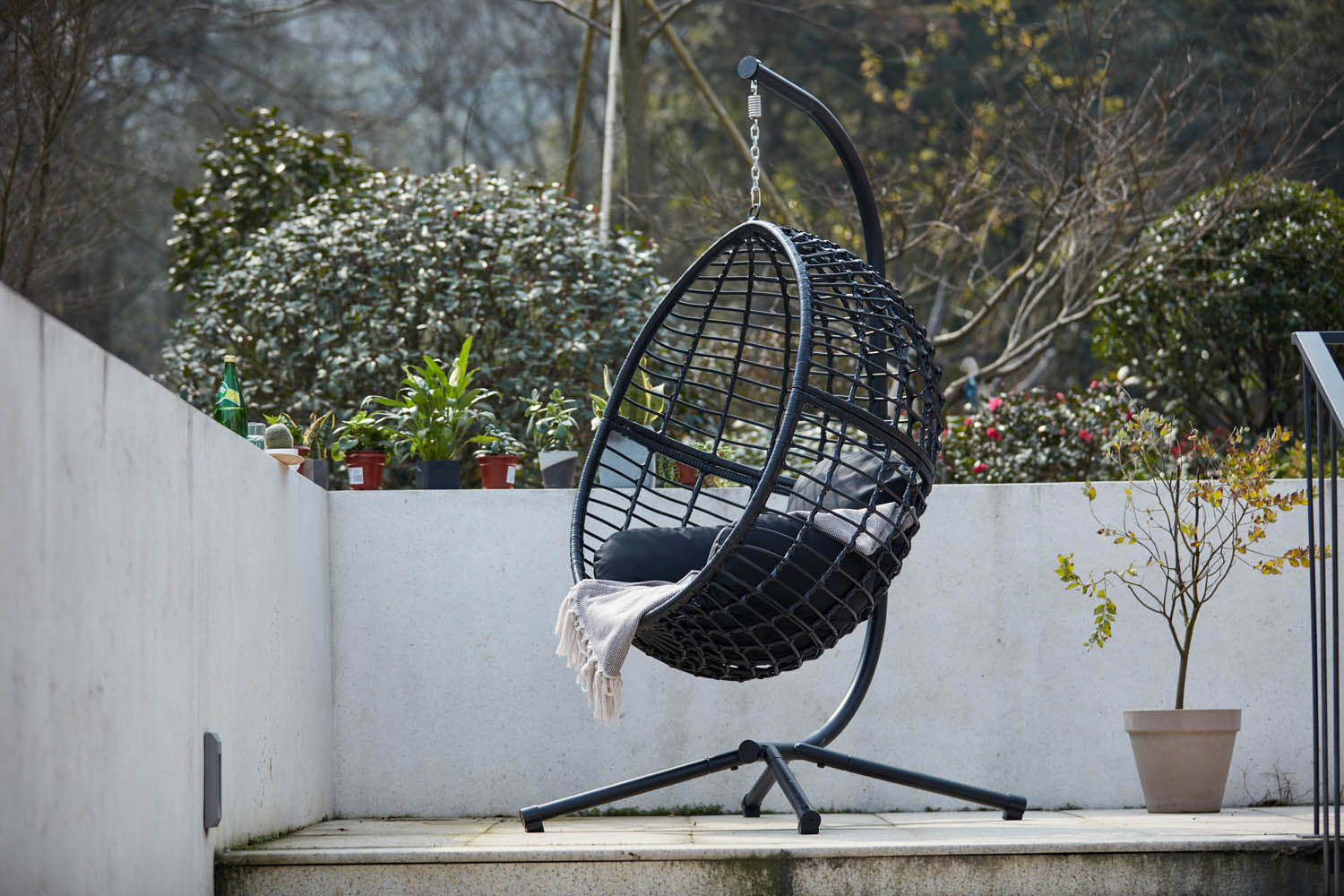 concept-usine-auroa-fauteuil-suspendu-oeuf-beige-en-rotin-et-acier image 4