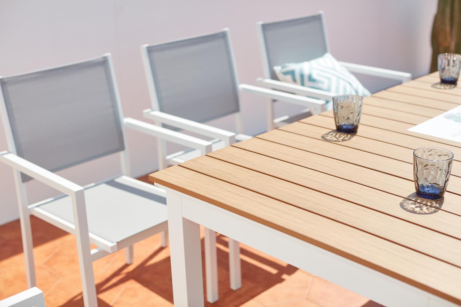 concept-usine-madeira-salon-jardin-blanc-8-places-extensible image 2