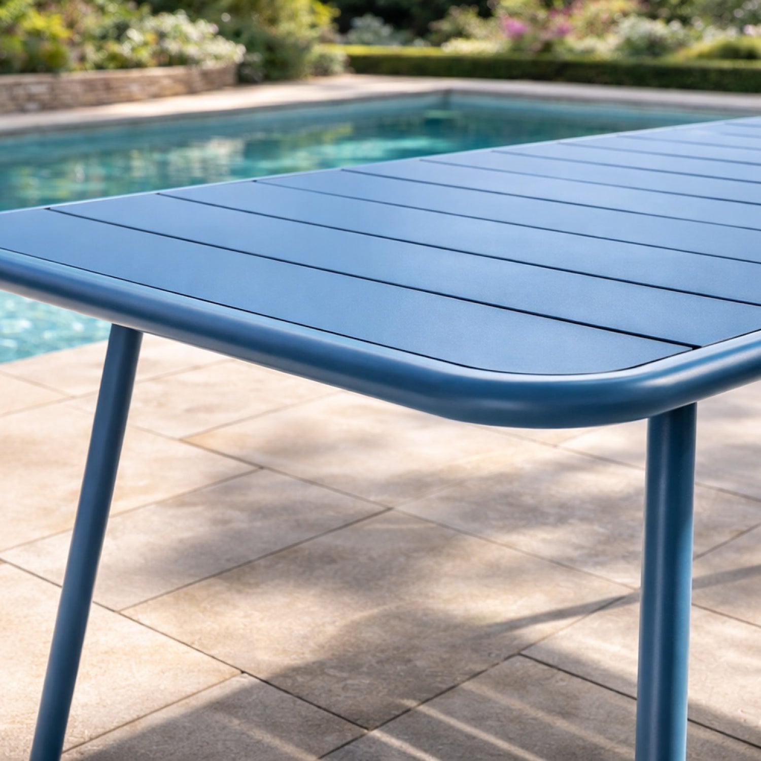 concept-usine-bergame-table-jardin-bleue-4-6-places-acier image 5