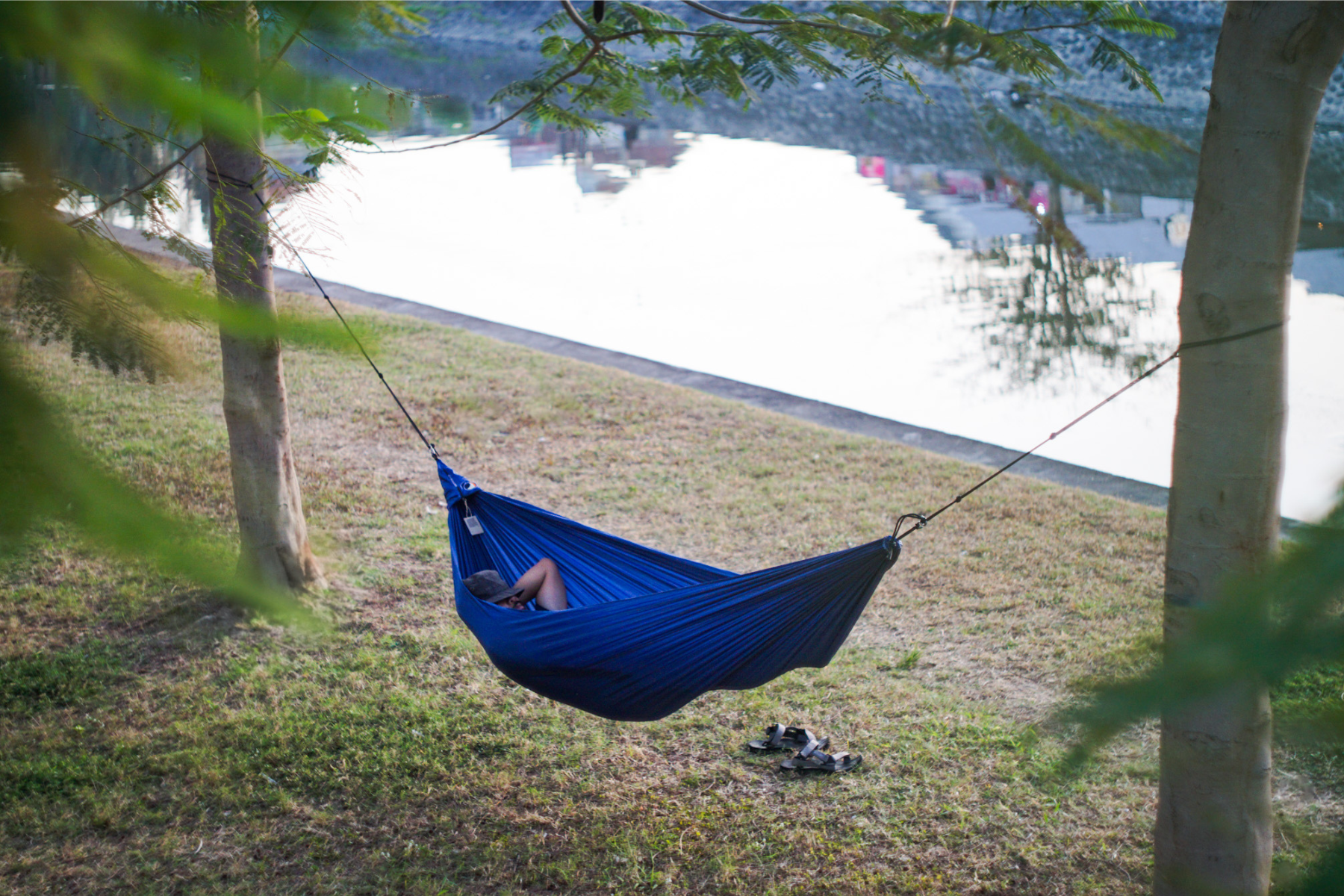 ticket-to-the-moon-travel-hammock-hamac-voyage-compact image 2