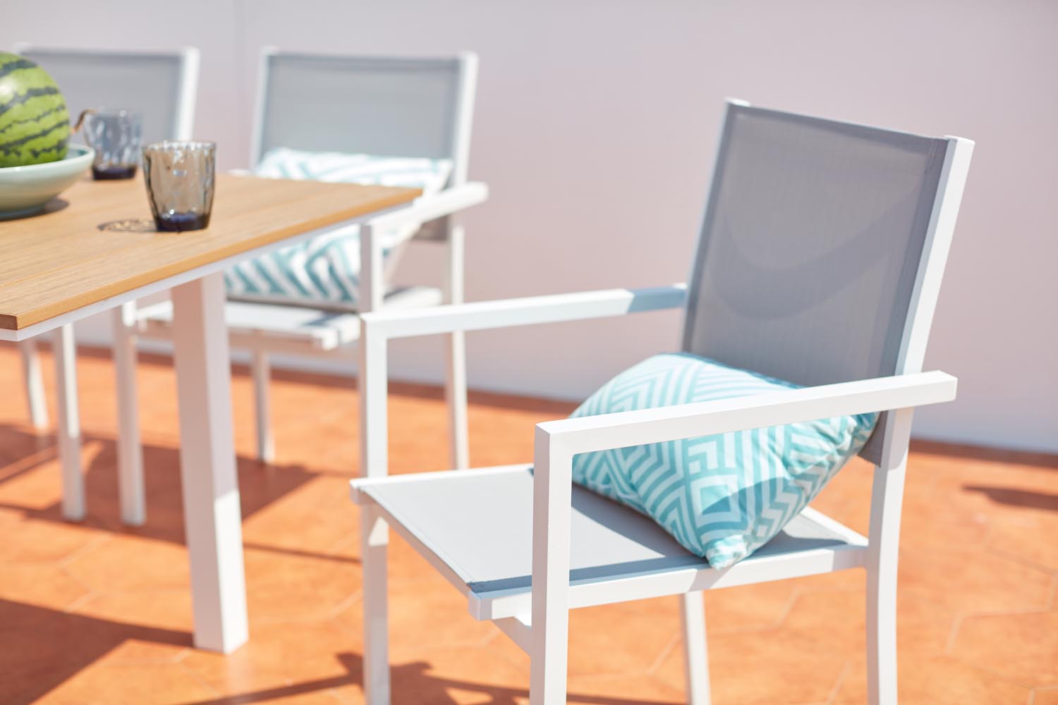 concept-usine-madeira-salon-jardin-blanc-8-places-extensible image 3