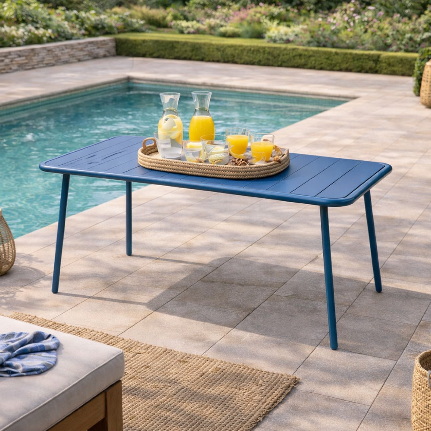 concept-usine-bergame-table-jardin-bleue-4-6-places-acier image 3