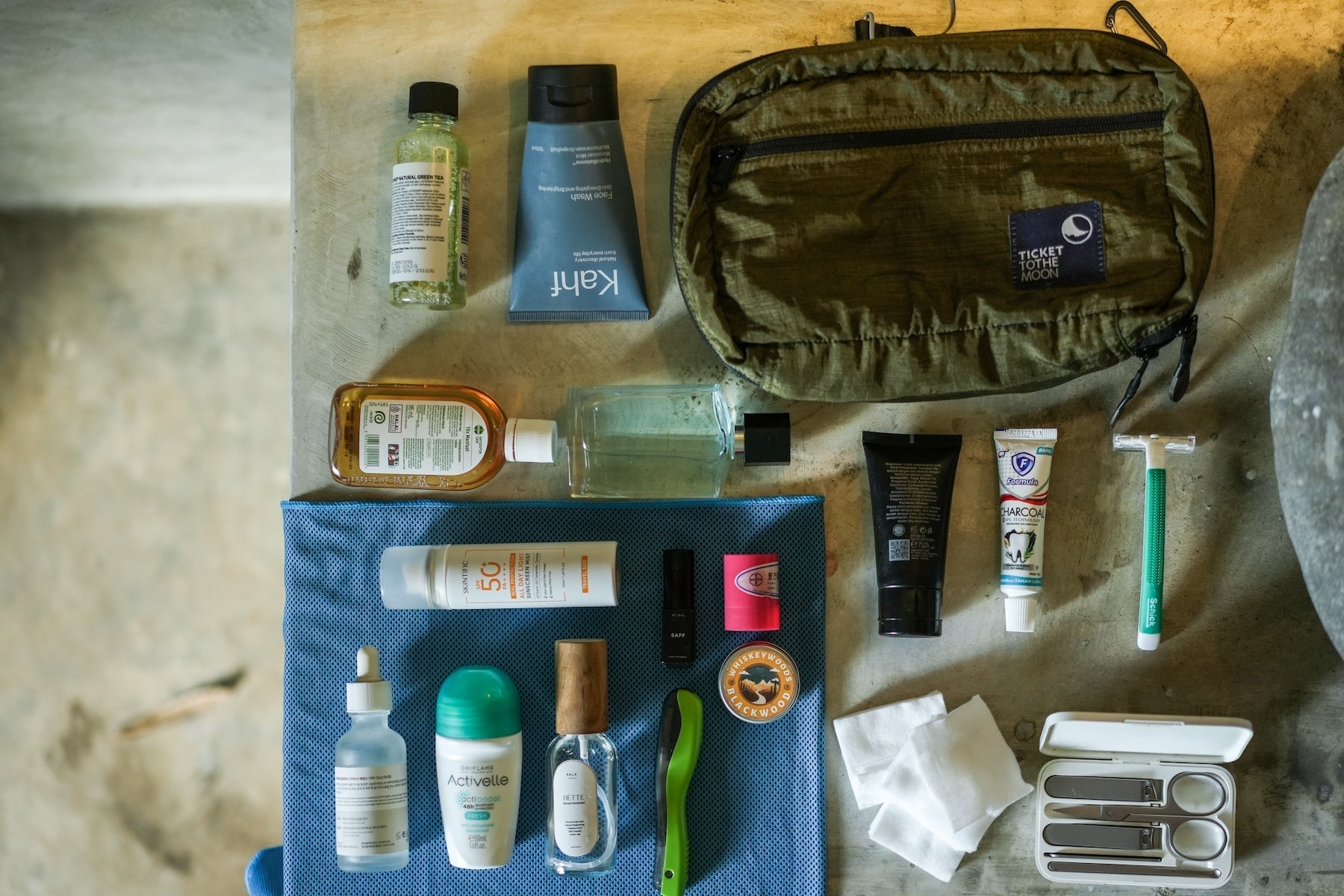ticket-to-the-moon-wash-bag-trousse-toilette-bleu-profond image 3
