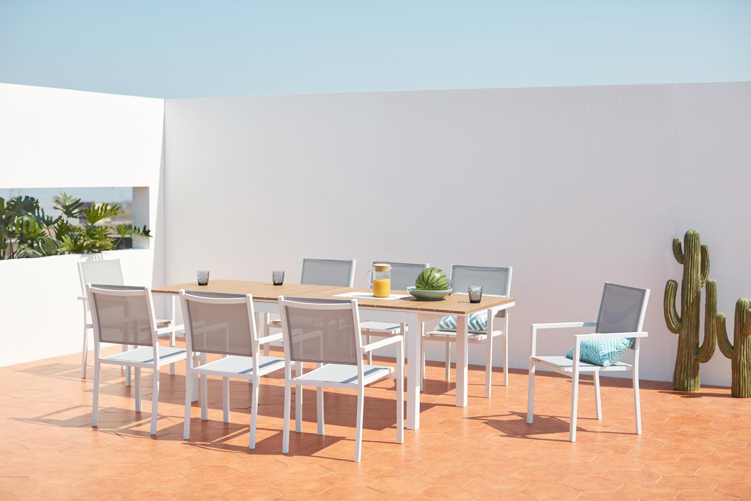concept-usine-madeira-salon-jardin-blanc-8-places-extensible image 1