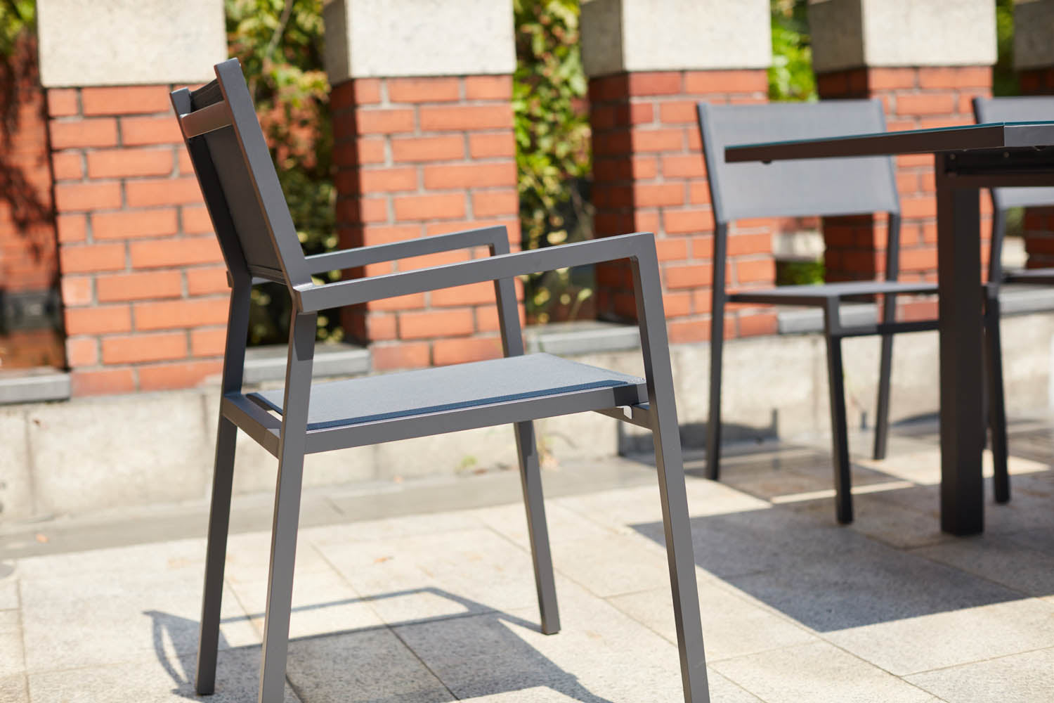concept-usine-olhao-10-table-jardin-extensible-grise-10-places image 3