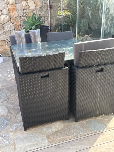 Huit à table