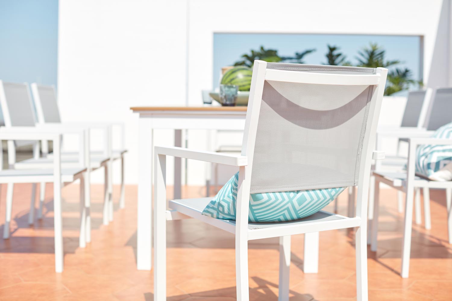 concept-usine-madeira-salon-jardin-blanc-8-places-extensible image 4