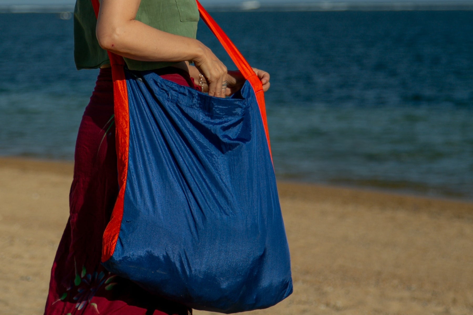 ticket-to-the-moon-eco-bag-large-sac-courses-noir-30-l-15-kg image 4